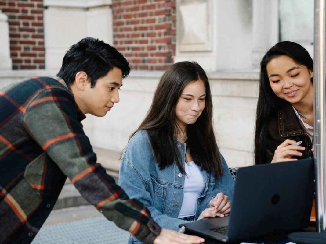 Best AI tools for students collaborating with a laptop